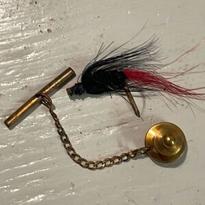 RARE ANTIQUE 1940s-gold tone hand tied red/black fly fishing tie tack w/safety